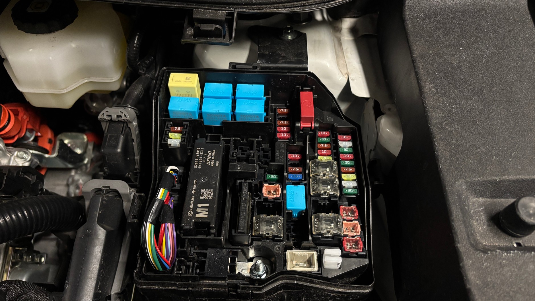 Uruchamianie hybrydy Toyoty/Lexusa za pomocą kabli rozruchowym lub boostera