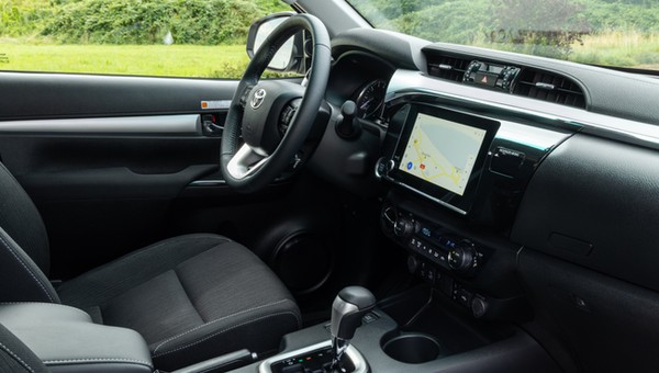 Toyota ogłosiła specjalny miesiąc i mówi o rabacie do 99 tys. zł, my mówimy "sprawdzam"