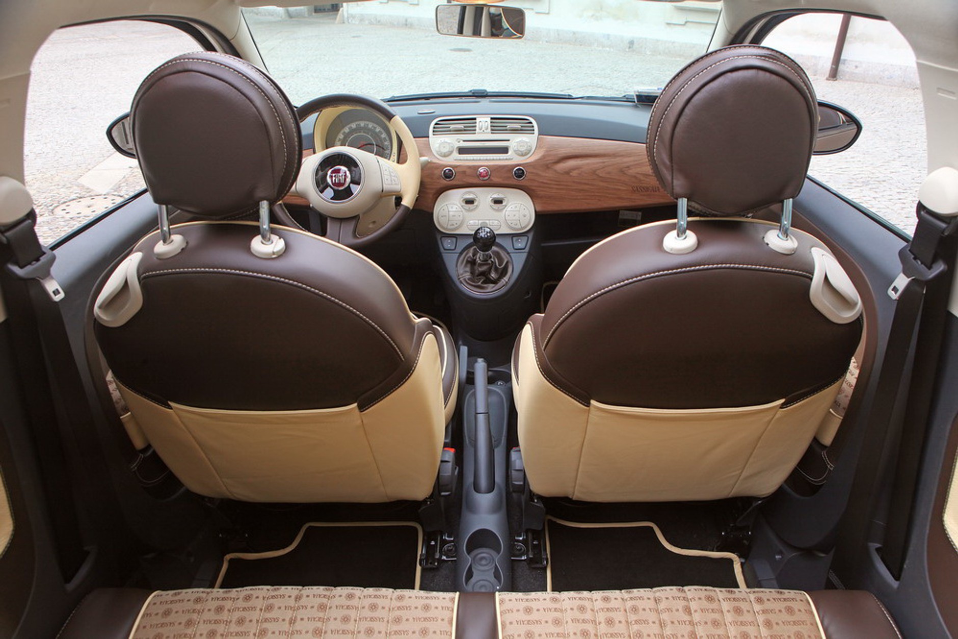 Fiat 500 CC Sassicaia w skórzanym okryciu
