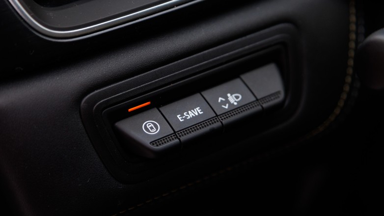 We wszystkich nowych modelach Renault ten przycisk to standard. Wyłącza irytujące systemy