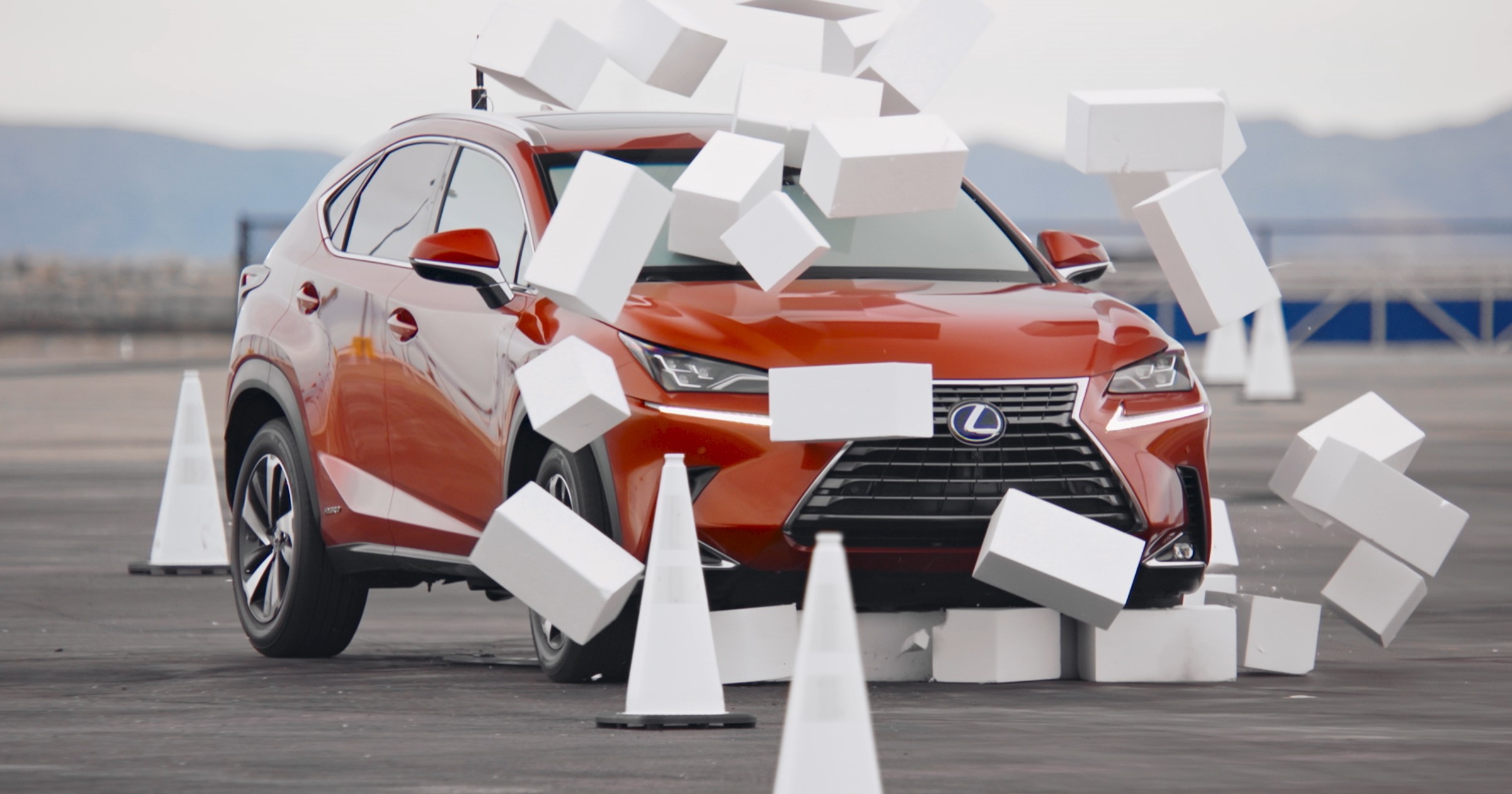 Lexus udowadnia, jak groźne jest „tekstowanie” za kółkiem