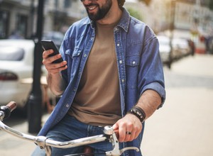 Rowerzysta był tak wpatrzony w telefon, że uderzył w szlaban