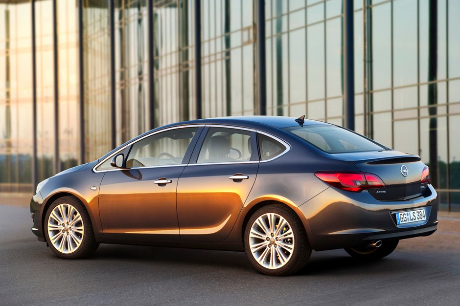 Nowy Opel Astra Sedan: mała Insignia