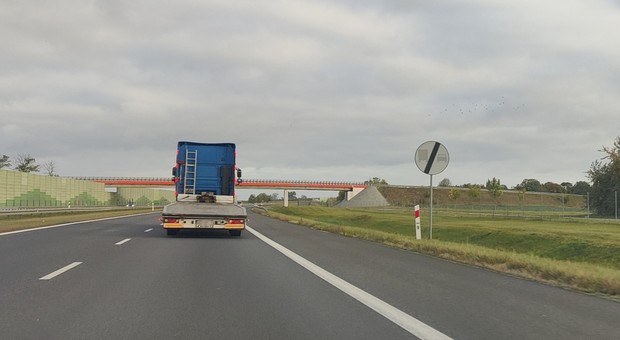 Absurd na A1. Zakaz wyprzedzania się ciężarówek obowiązuje, ale znaków nikt nie usunął