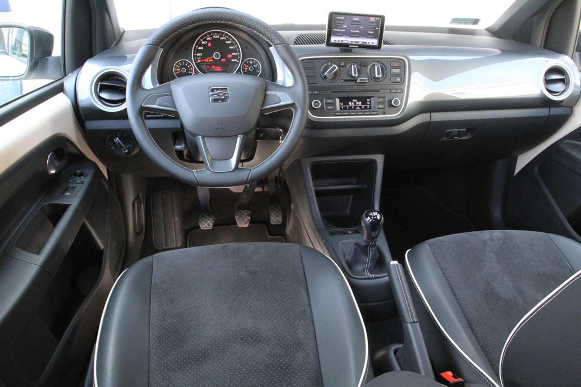 Prosta, skromna i ergonomicznie dopracowana deska rozdzielcza poza kilkoma szczegółami jest taka sama jak w Skodzie Citigo i VW up!-ie