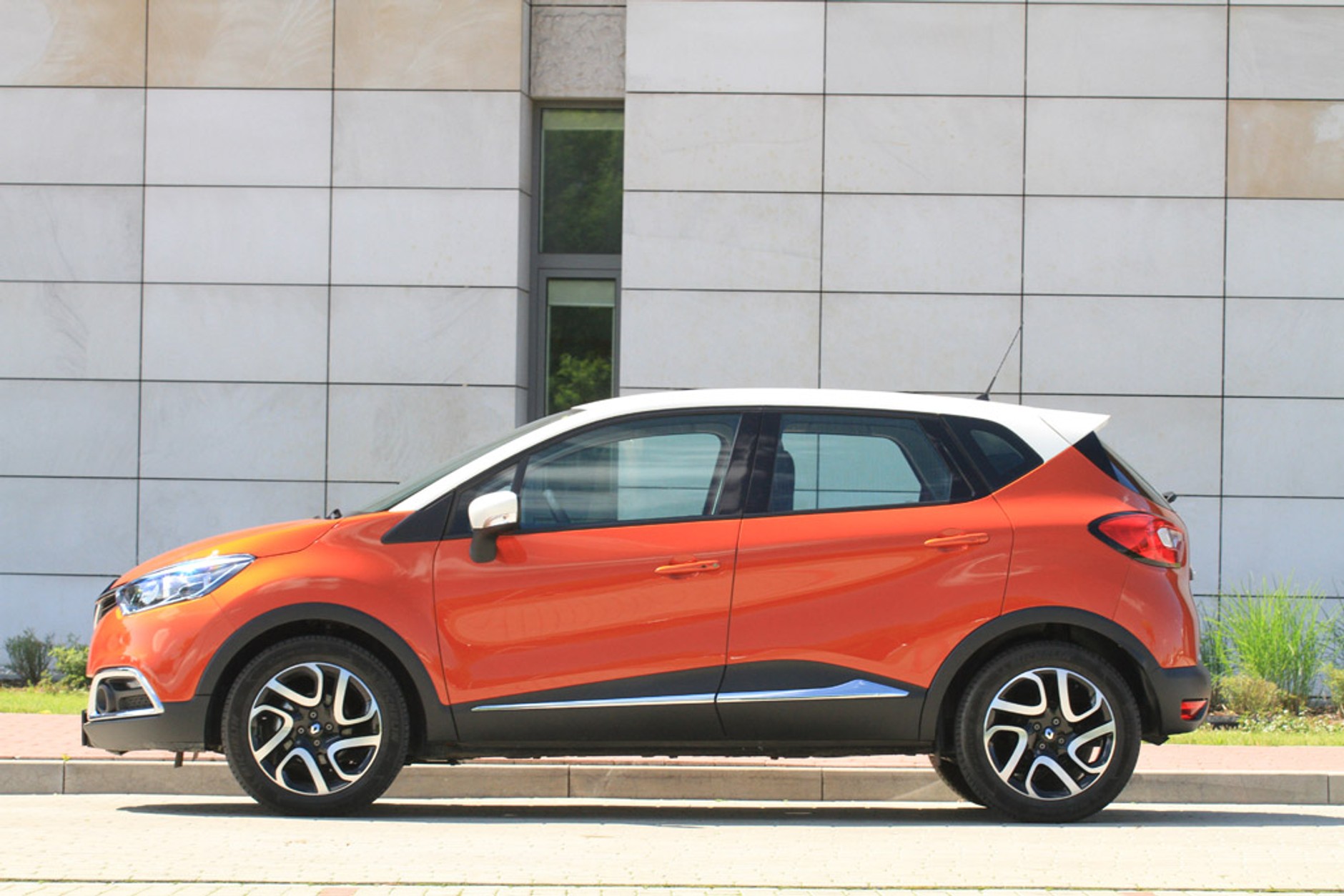 Renault Captur kontra Peugeot 2008: który SUV okaże się lepszy?