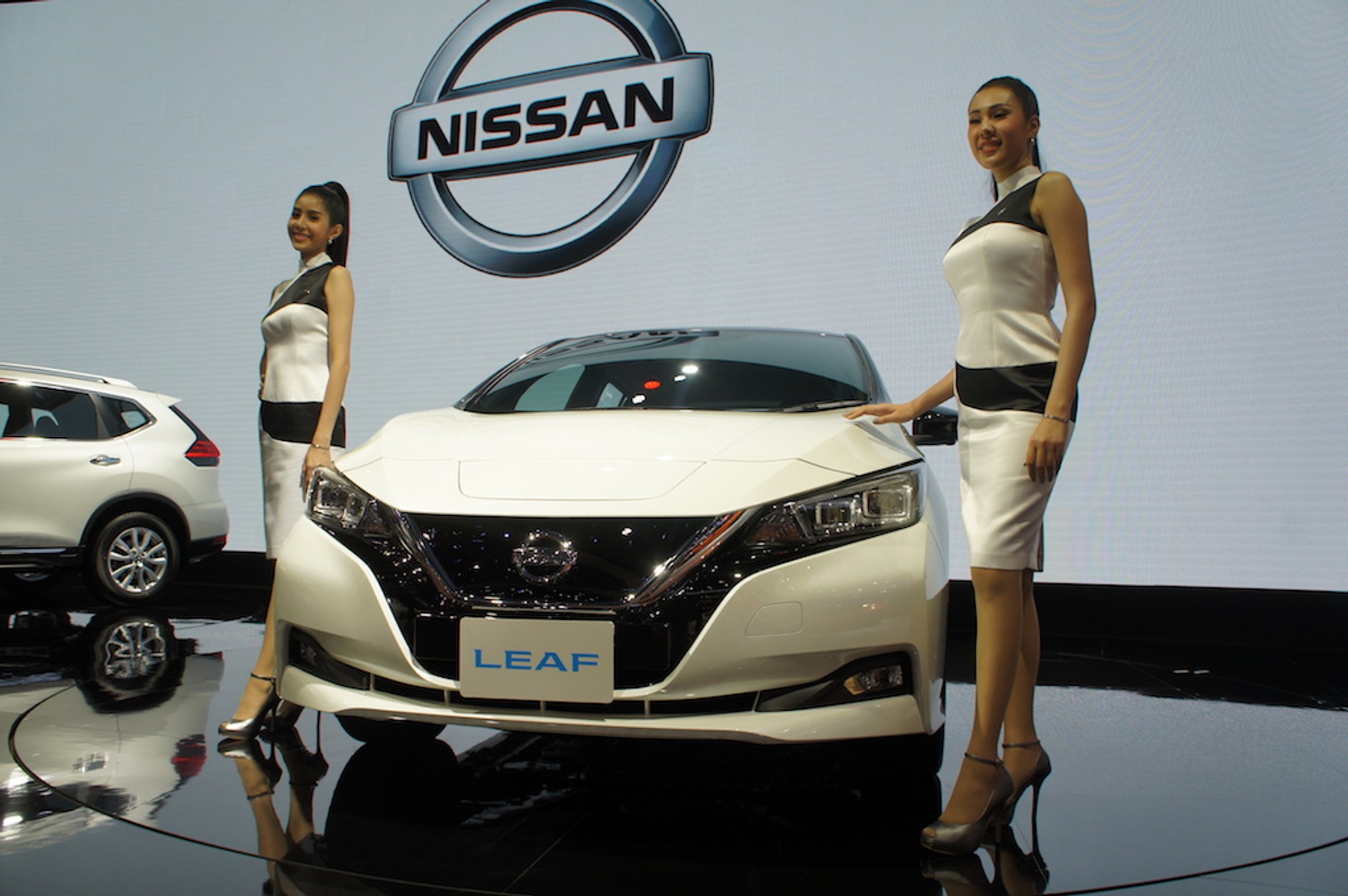 Salon w Bangkoku – modelki i samochody