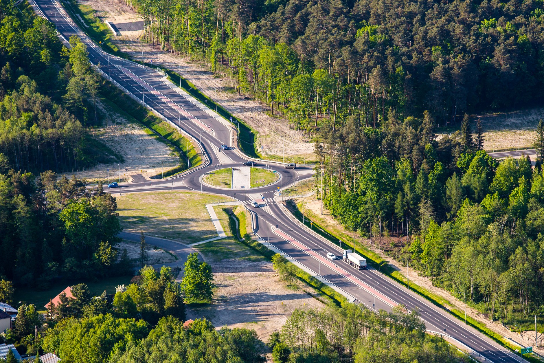 Widok z lotu ptaka na rondo - DK77