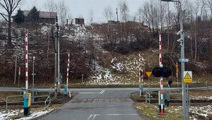 Wiozła czwórkę dzieci i wjechała na przejazd, chociaż zapory zaczęły się już zamykać