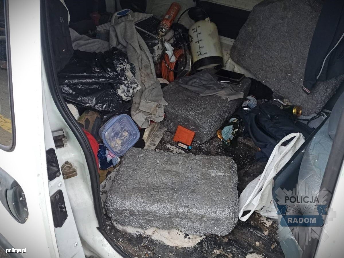 Kierowca miał cztery promile i przewoził pasażerów na pace