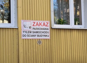 Czy za parkowanie przodem do budynku można dostać mandat? Uwaga na tabliczkę T-30
