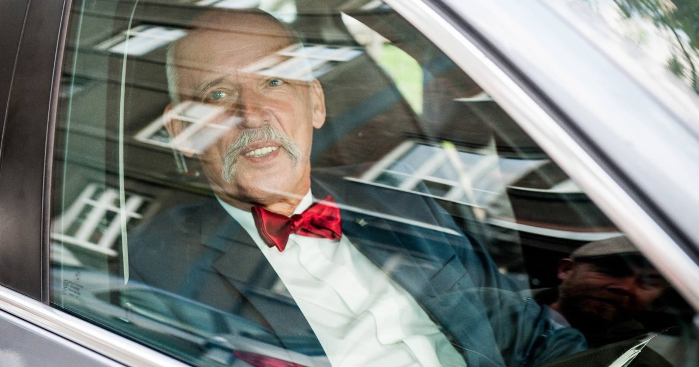 Janusz Korwin-Mikke w samochodzie