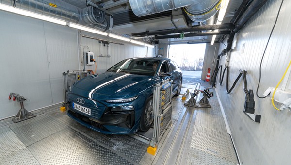 Zimowy test zasięgu rodzinnych samochodów elektrycznych ADAC