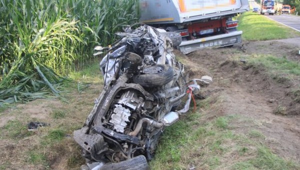 Tragiczny wypadek. Aż trudno uwierzyć, że to kiedyś było auto. Kierowca zginął na miejscu