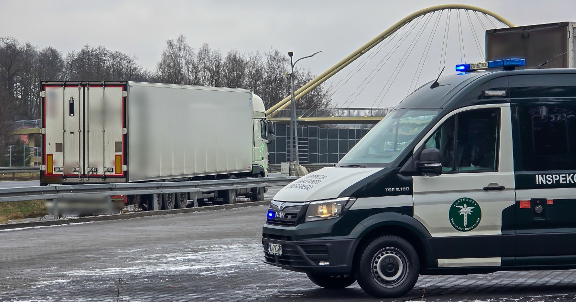 Miejsce kontroli tureckiego zestawu ciężarowego. Zespół pojazdów zatrzymali funkcjonariusze mazowieckiej Inspekcji Transportu Drogowego na drodze ekspresowej S8 (MOP Gurba), w pobliżu Żyrardowa