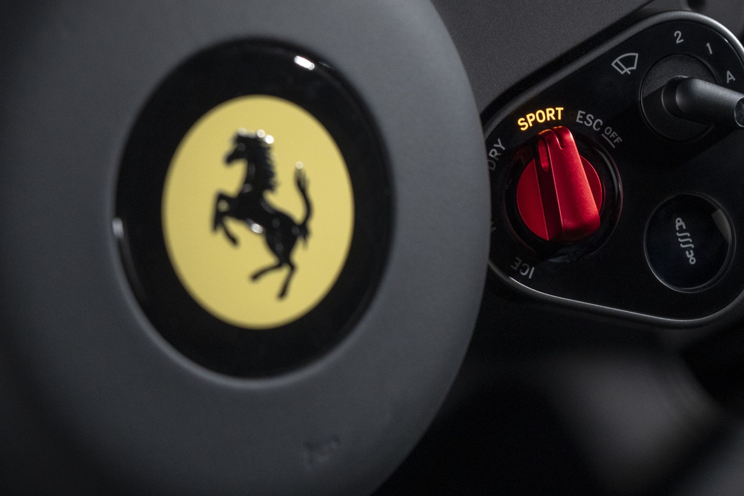 Pierwsze Ferrari Luce sprzedane za absurdalną kwotę. Wbrew pozorom to świetna wiadomość