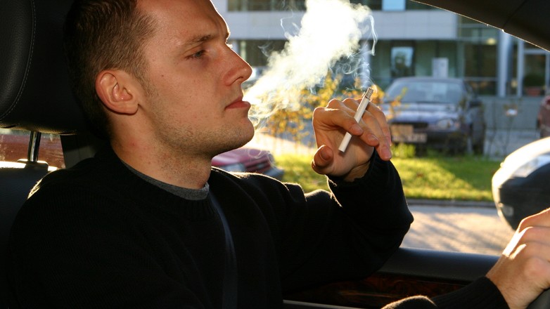 Palenie w aucie pozostawia ślady, ale... można przywrócić auto do stanu sprzed palenia