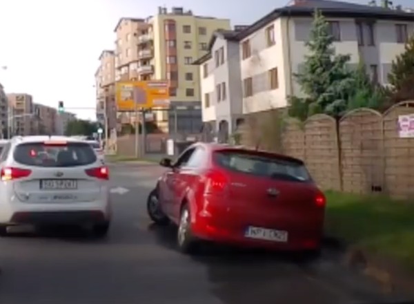 Nie chciał czekać, omijał inne auta i... utknął