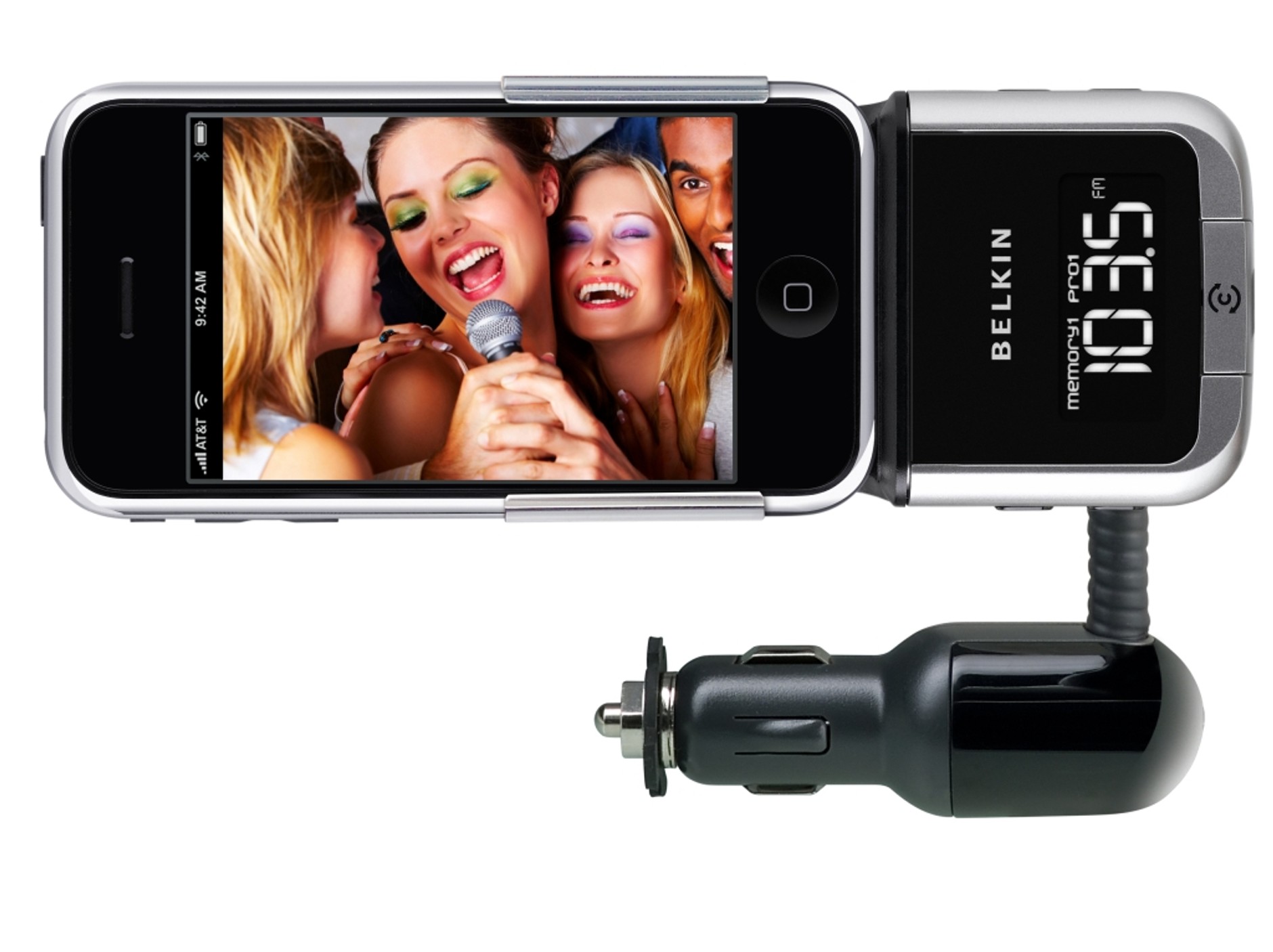 Pomysłowy transmiter Belkina podłączany bezpośrednio do gniazda w telefonie iPhone.