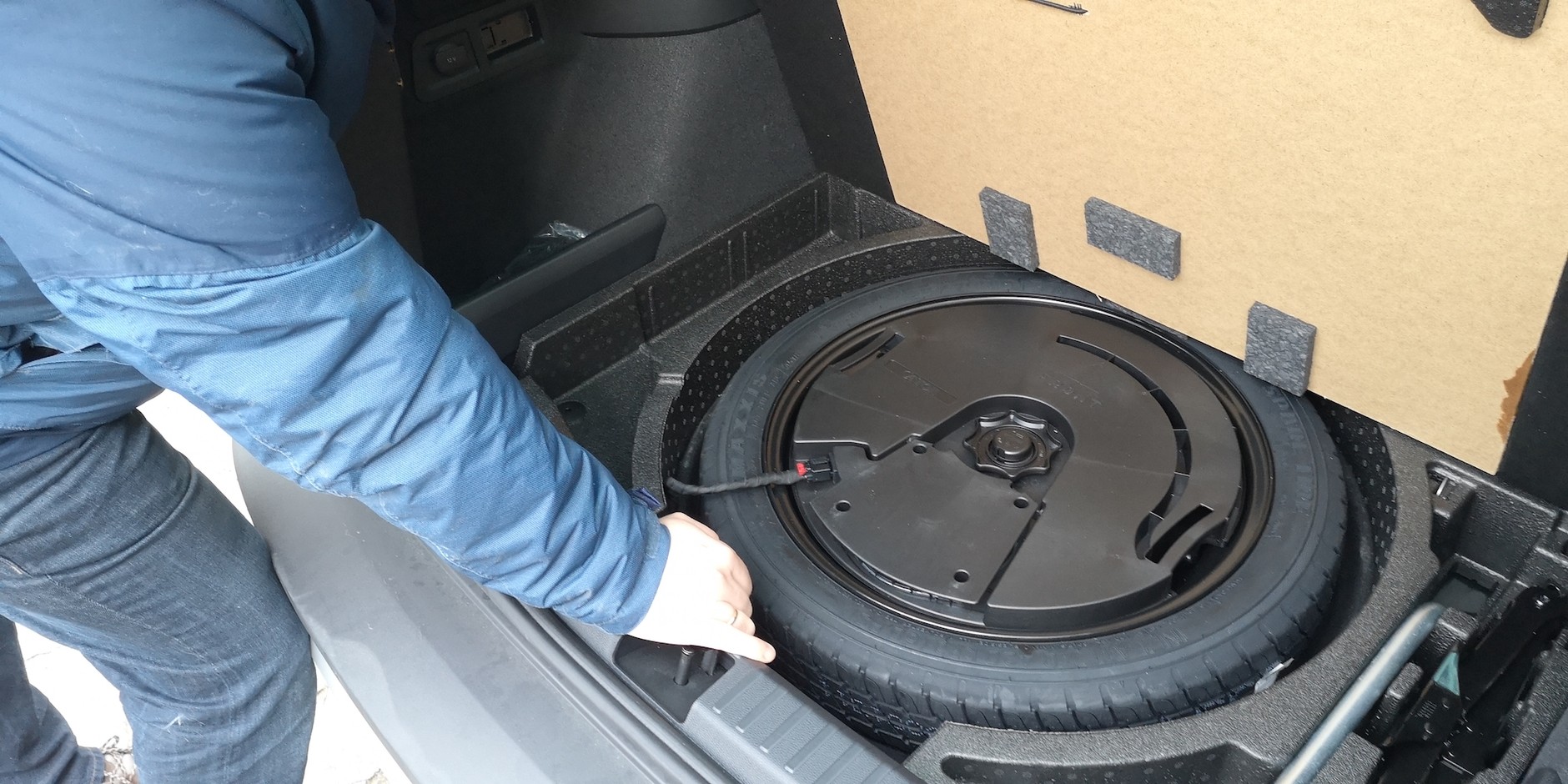 Środek koła zapasowego – to jest przestrzeń, która w wielu autach też jest wykorzystana. Tu – na subwoofer