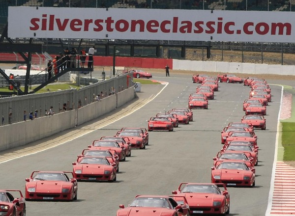 Największa parada Ferrari F40 na Silverstone Classic 2012