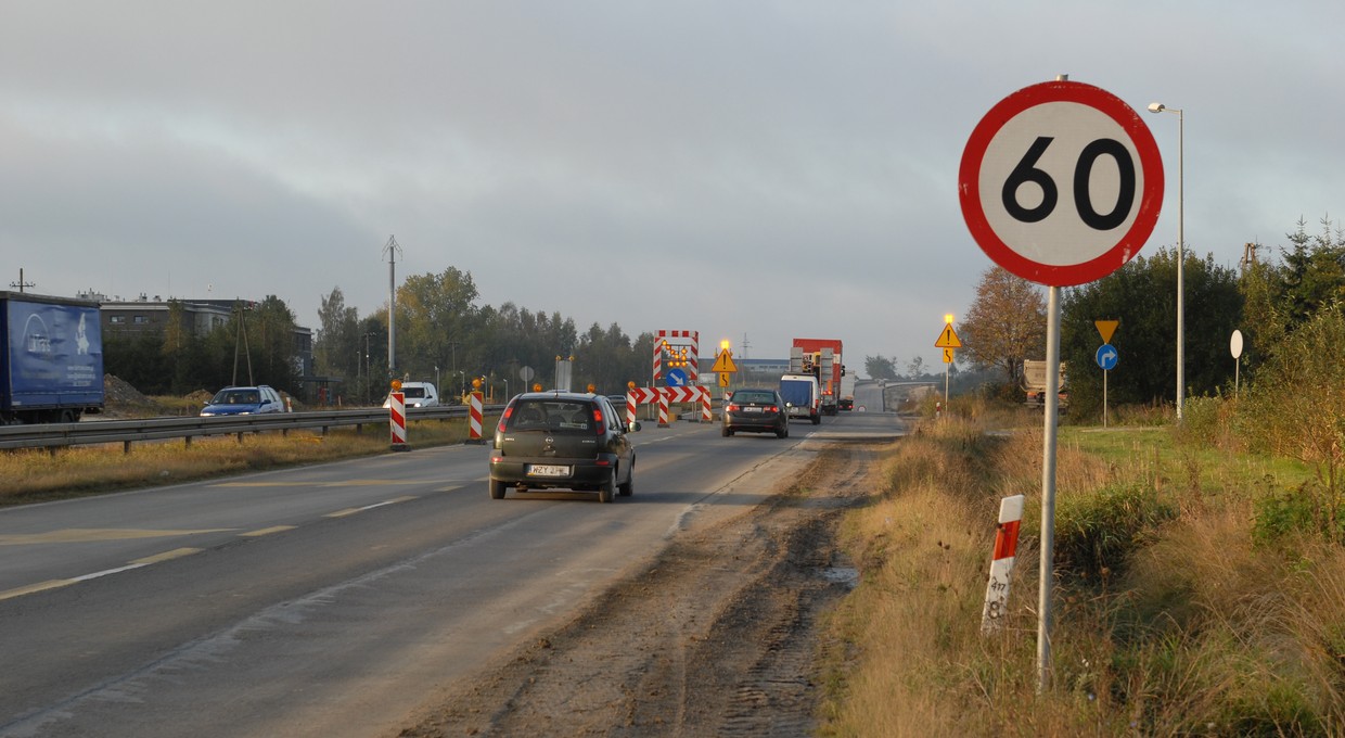 Jedziesz w kolumnie. Widzisz ograniczenie prędkości. Zwolnisz?