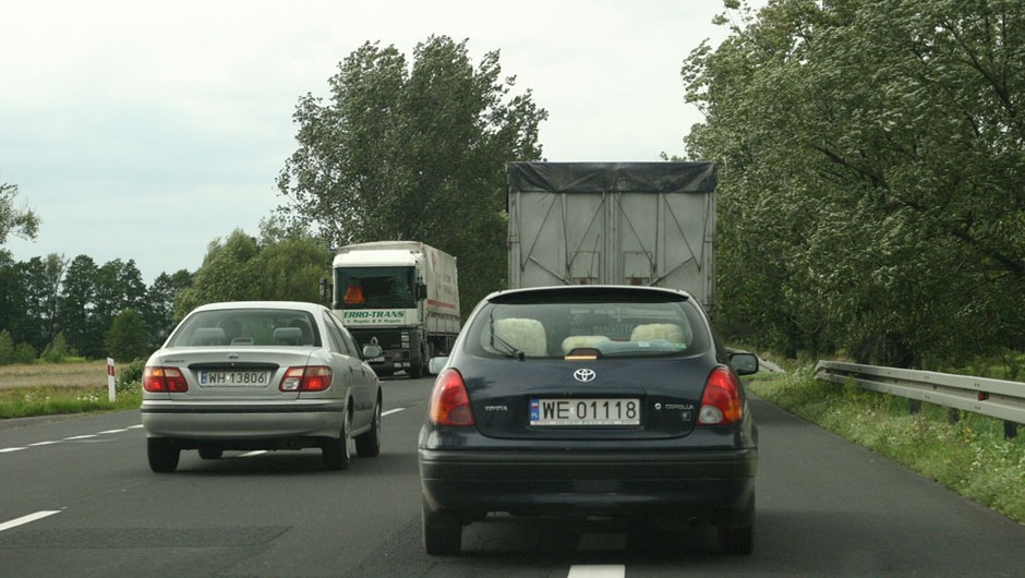 Dlaczego nie wolno jeździć po poboczu?