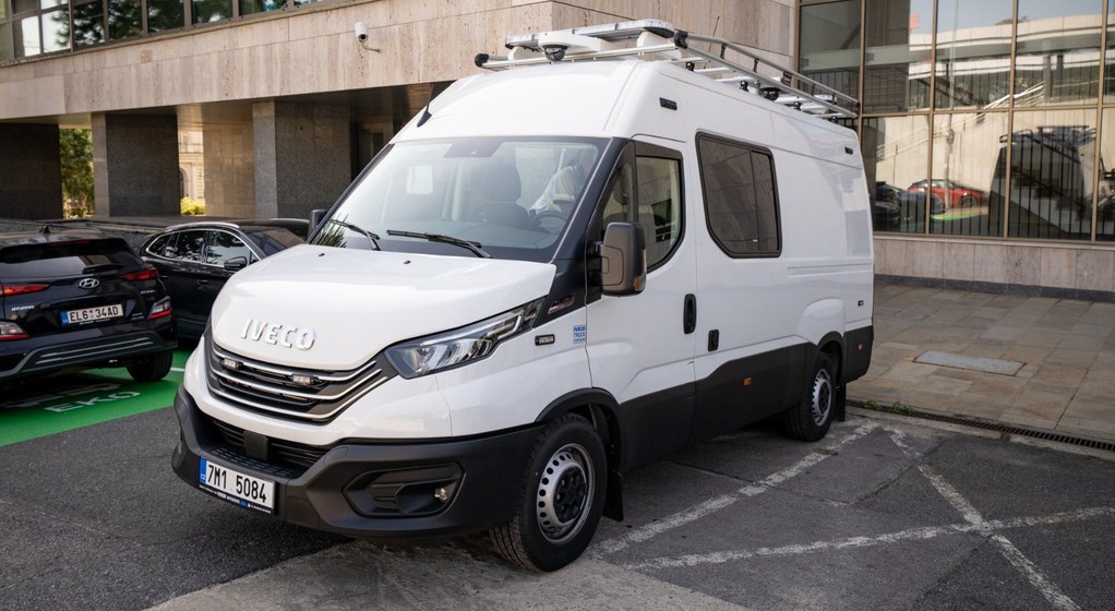 Nieoznakowana biała furgonetka czeskich policjantów