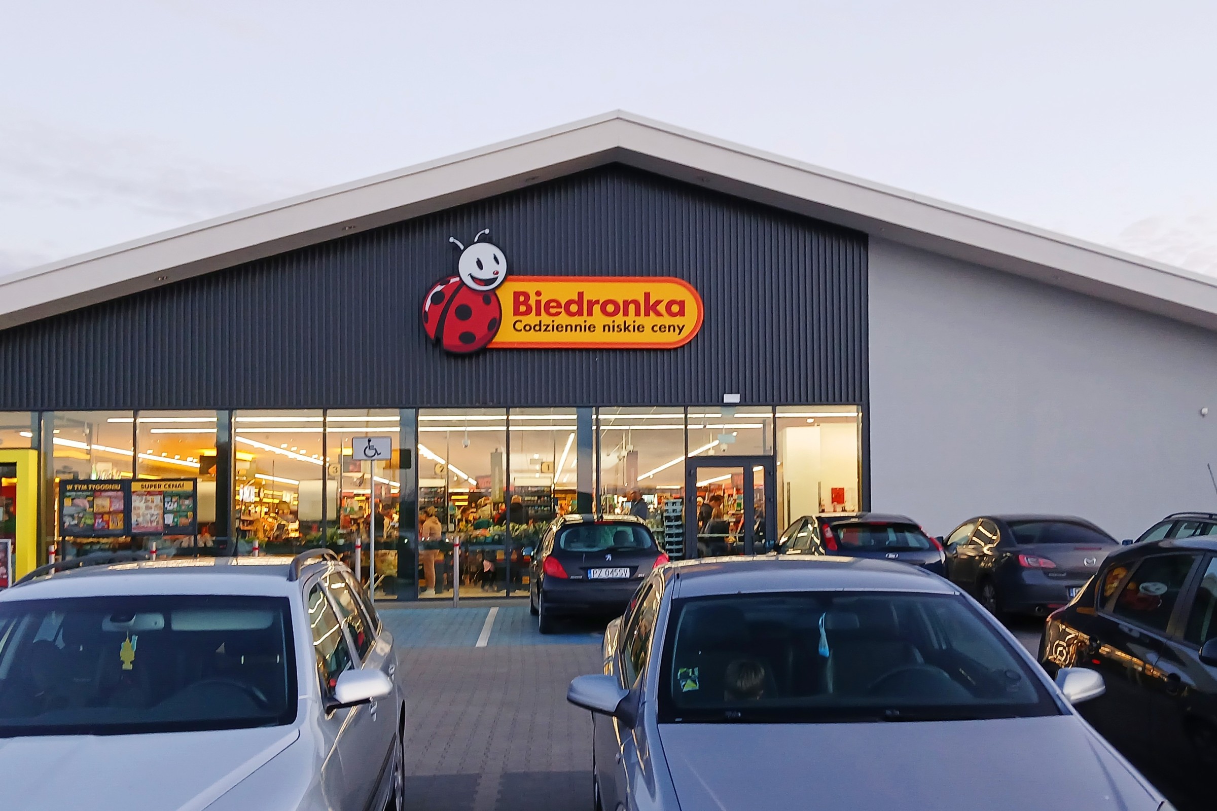 Mandat za brak biletu pod marketem? Prawnik mówi, co za to grozi