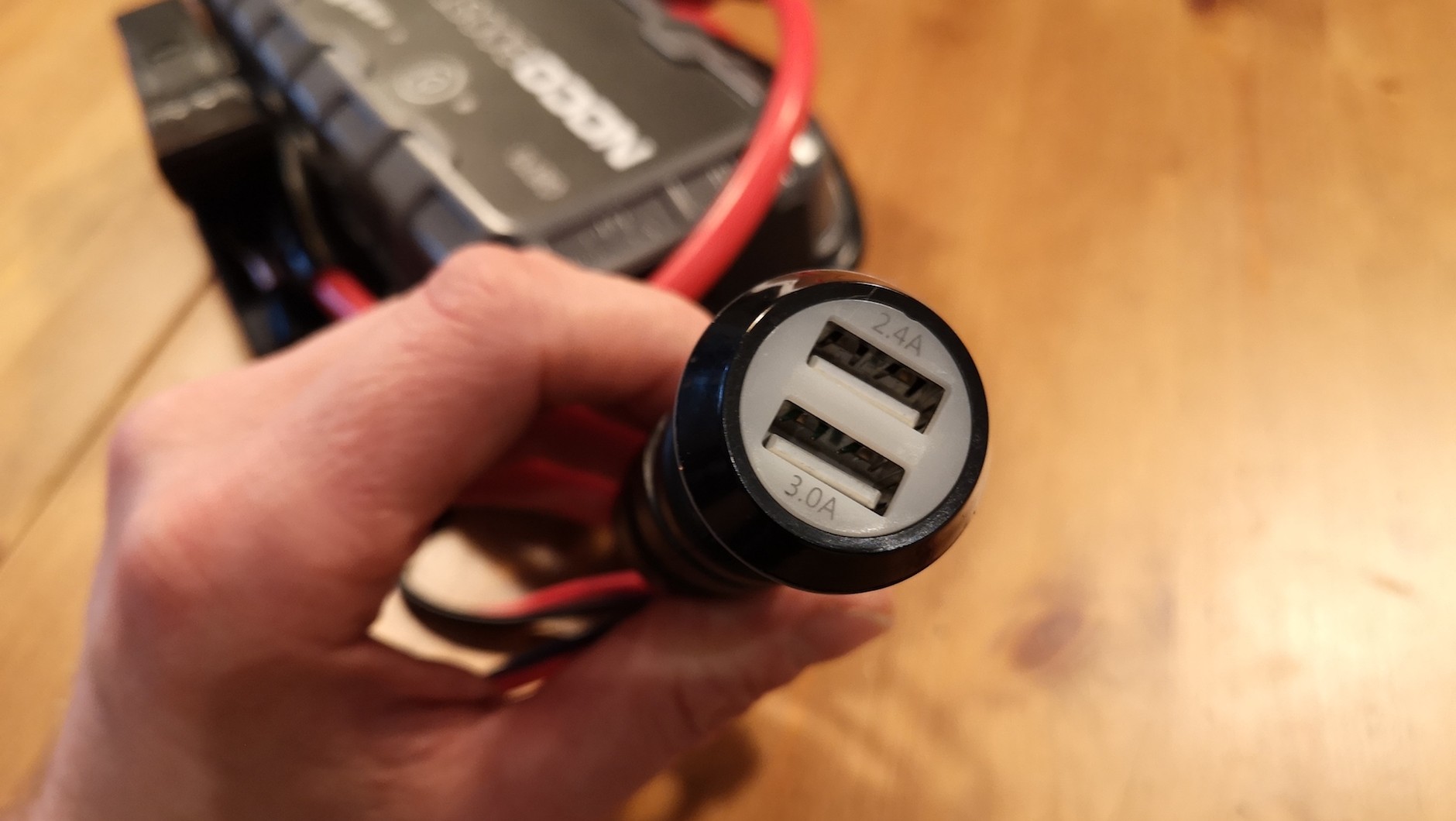 Jeśli powerbank nie ma wyjścia USB do szybkiego ładowania, ale ma gniazdo 12 V, można do tego gniazda podłączyć samochodową ładowarkę o wyższych parametrach – i w ten sposób obejść ograniczenie