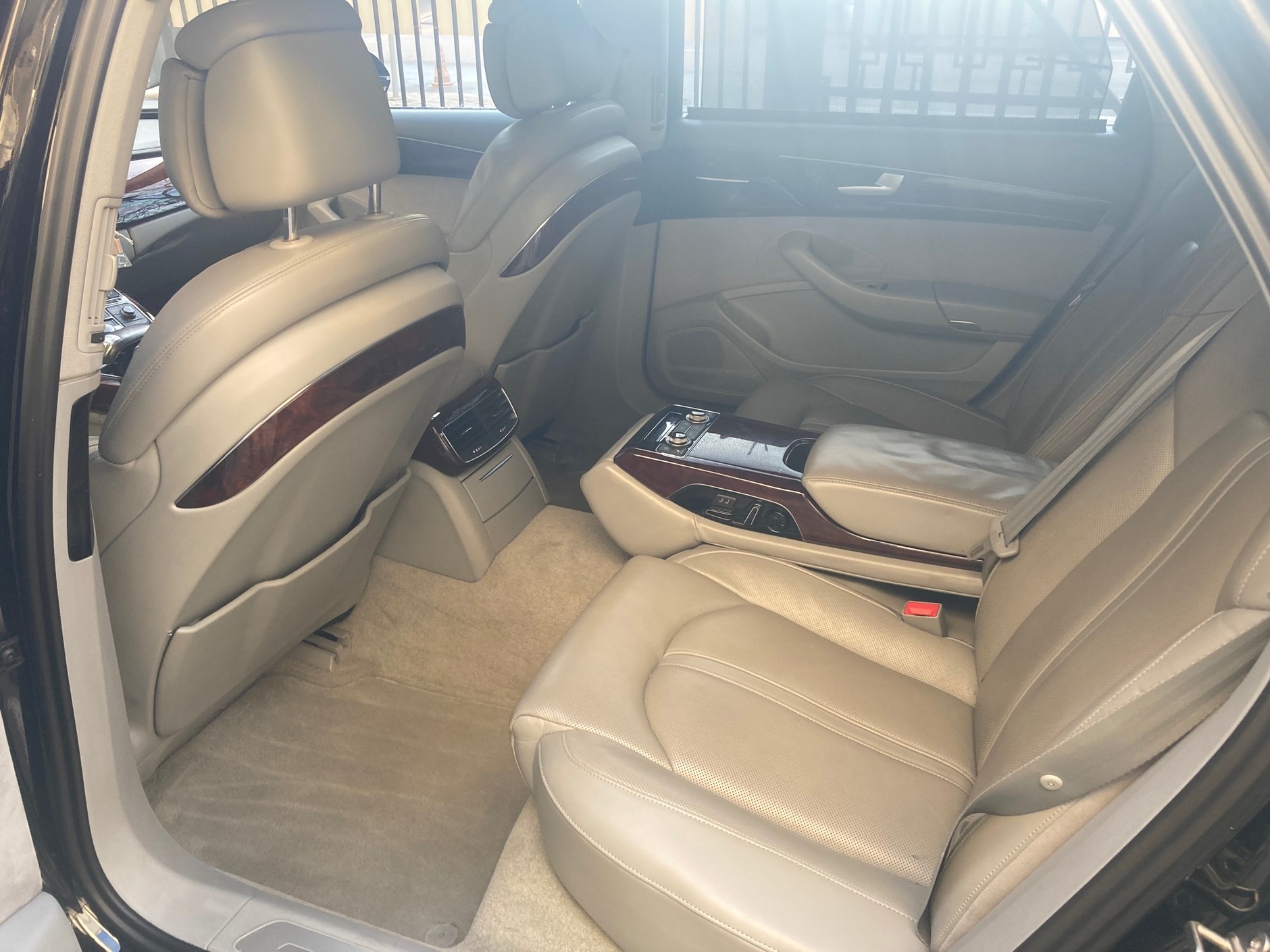 Audi A8 sprzedawane przez polską ambasadę w Kijowie