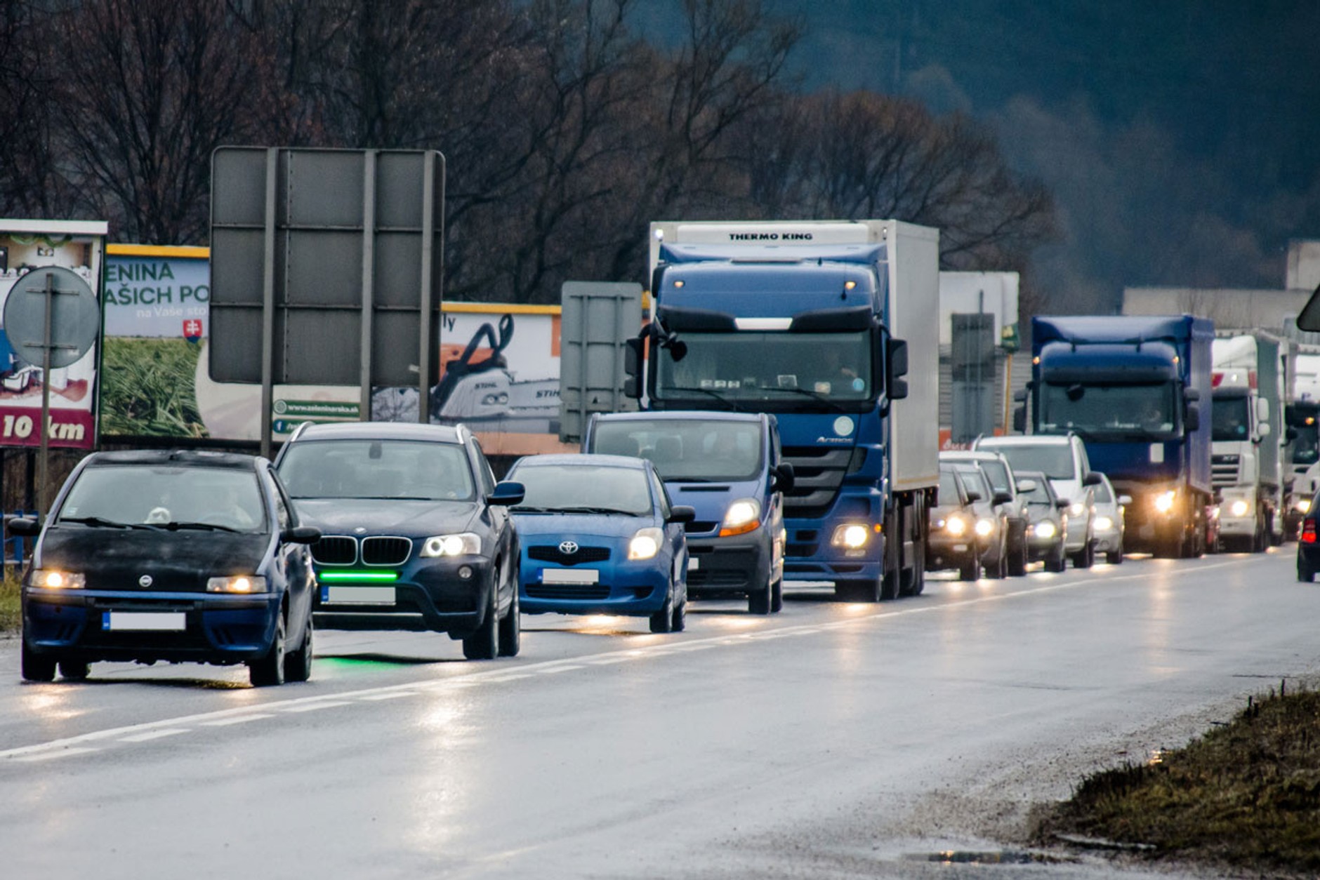 Dodatkowe zielone światło stopu montowane z przodu auta