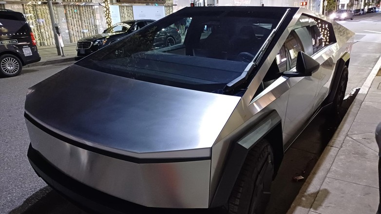 Tesla Cybertruck i inne auta w USA