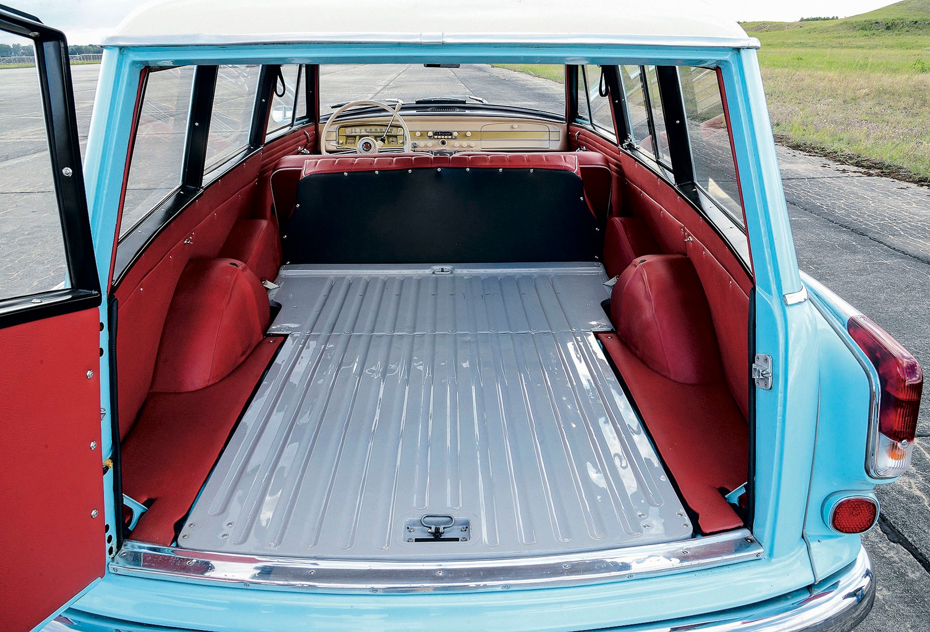 Praktyczna Przestrzeń ładunkową Isabelli wyłożono profilowaną blachą. Tylna kanapa składa się w całości, z tyłu brakuje drugiej pary drzwi.