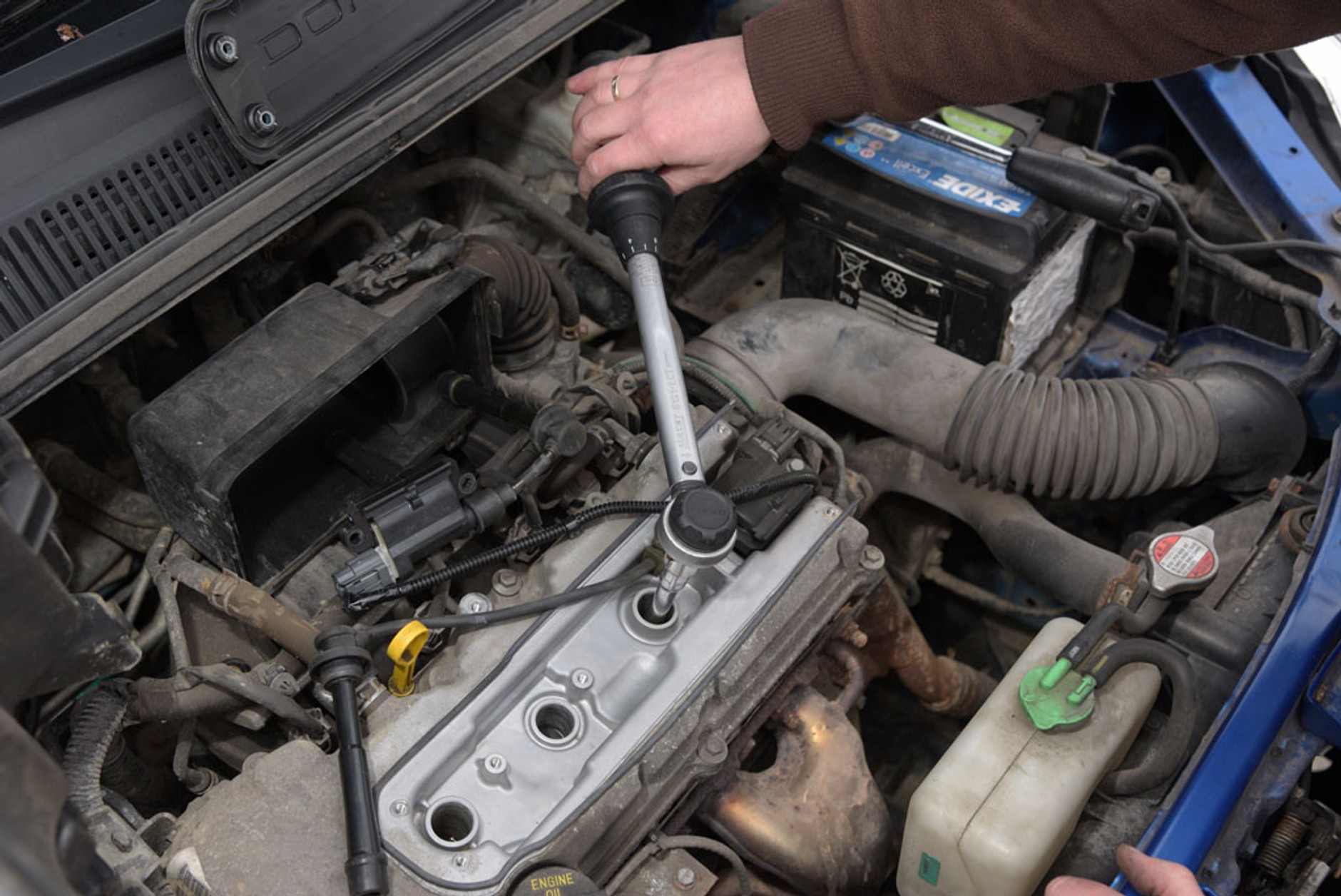 Wymiana świec zapłonowych krok po kroku