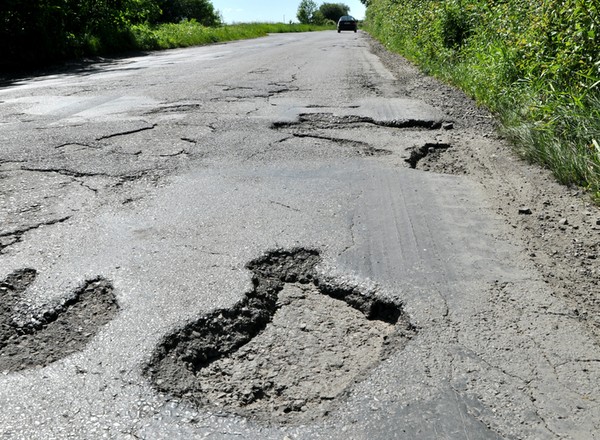 Nieoznakowana dziura w drodze - kto zapłaci za szkody?