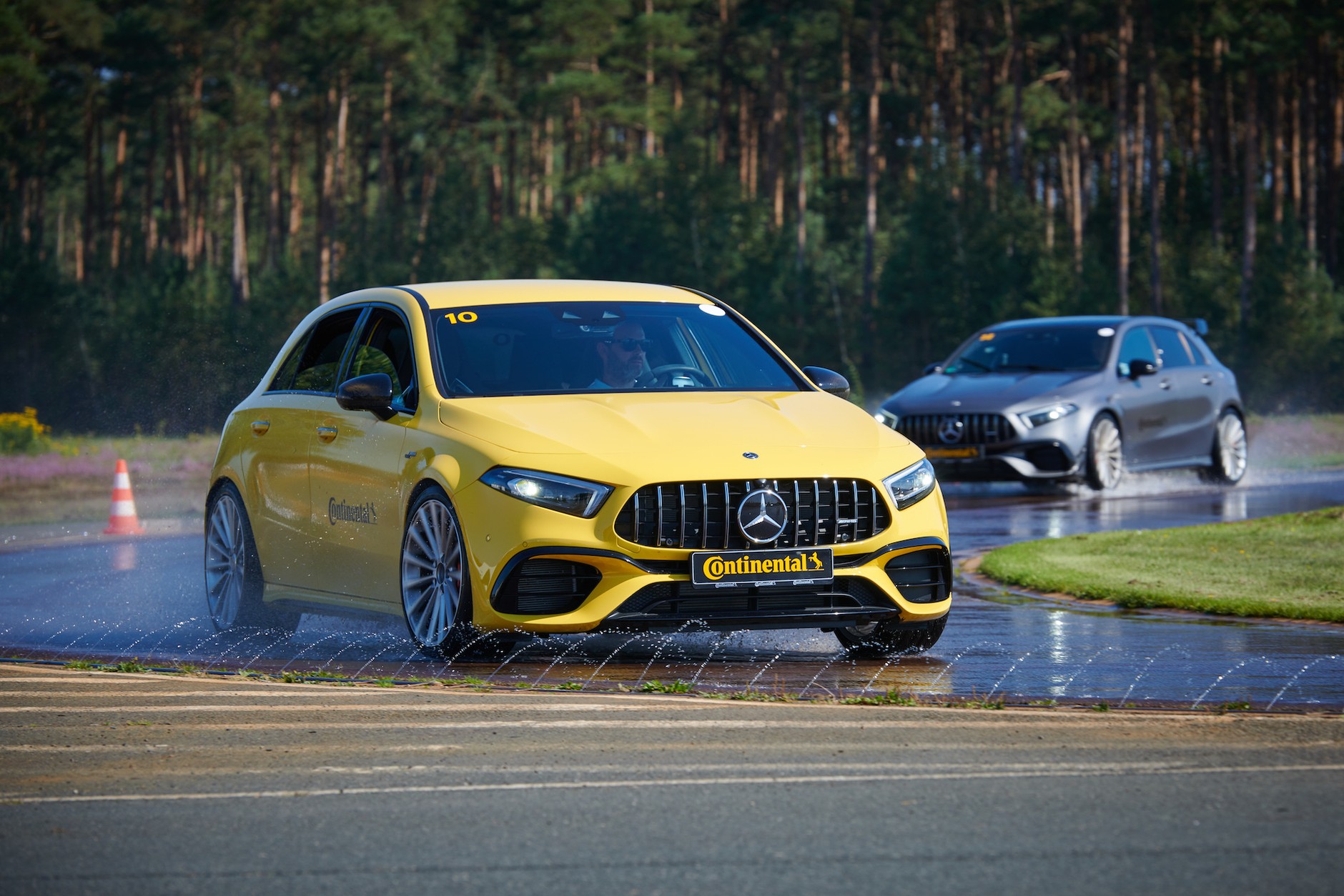 SportContact 7 – test prowadzenia na mokrym torze, porównanie z modele Sport Contact 6