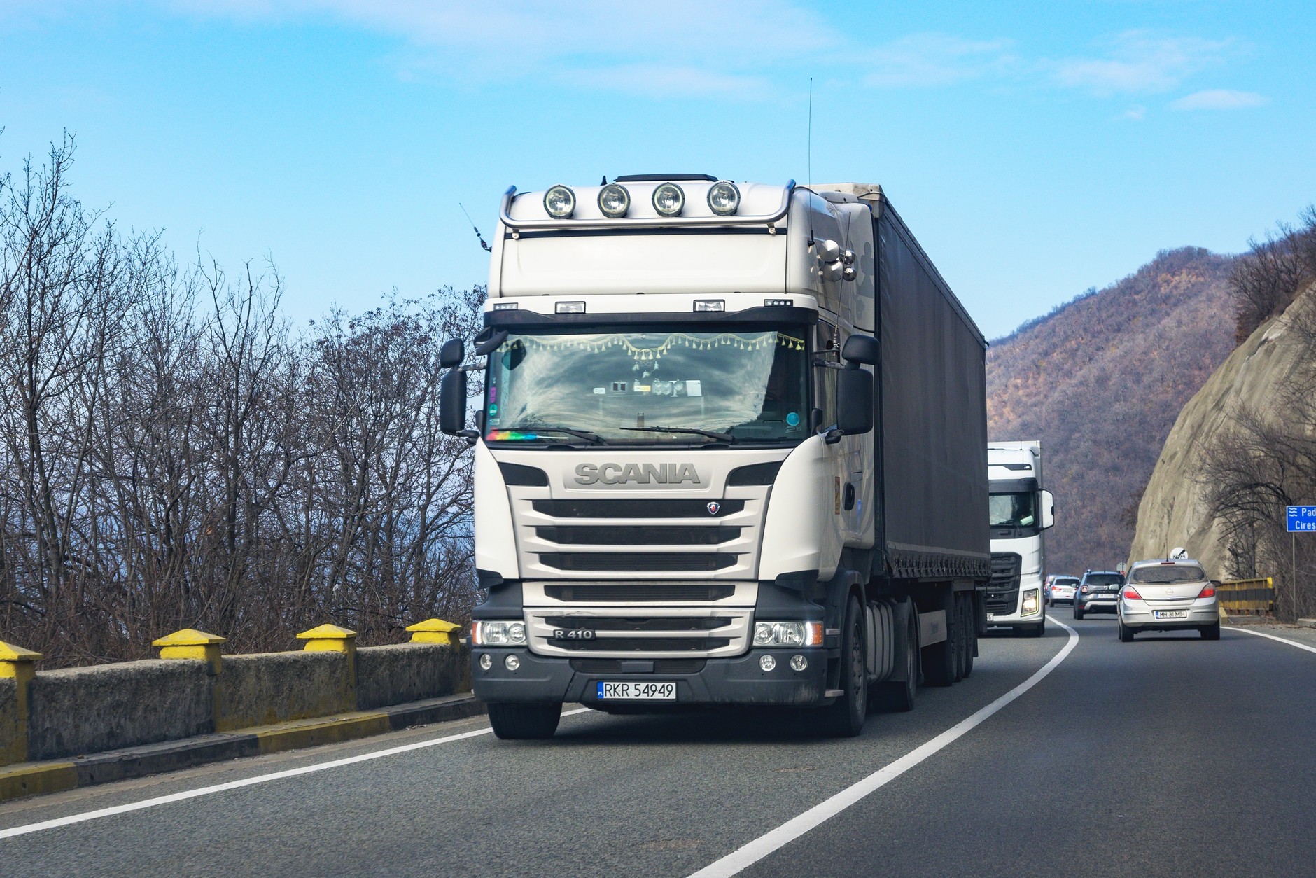 Ciężarówki powyżej 3,5 tony nie mogą się rozpędzić powyżej prędkości ok. 90 km na godz. z powodu elektronicznej blokady. W zatrzymanym pojeździe musiała być zdjęta lub uszkodzona