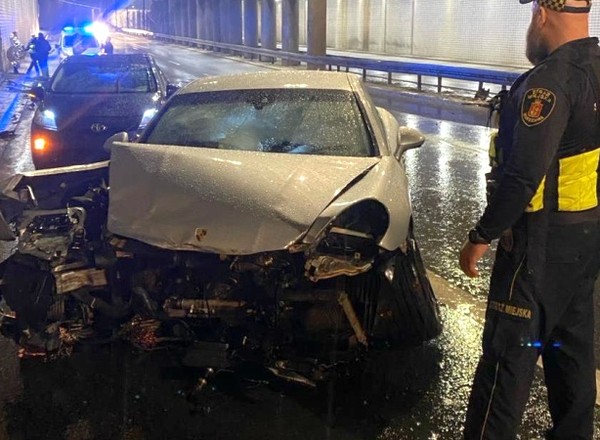 "Krajobraz jak po bitwie" na Trasie Łazienkowskiej. Kierowca Porsche uciekł