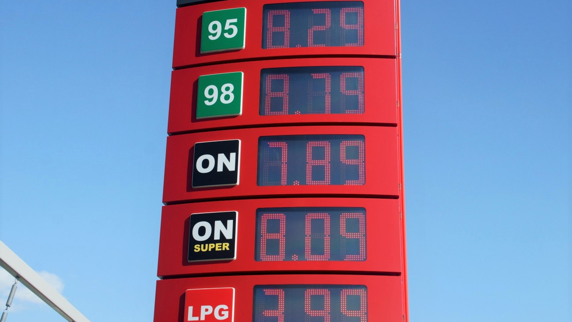 Za rządów PIS, na stacjach też&nbsp;często bywało drogo, o czym świeżo upieczony kandydat na premiera najwyraźniej zapomniał.  Tu ceny paliw  paliw  z 3.06.2022, kiedy cena Pb95 przekroczyła 8 zł/l. Warto zauważyć, że od tamtej pory inflacja obniżyła wyraźnie wartość&nbsp;złotówki.