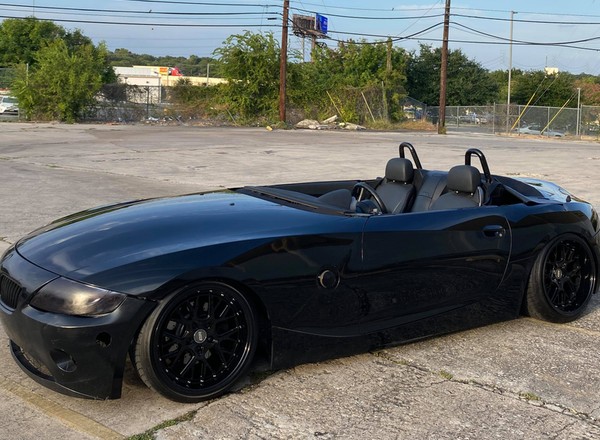 BMW Z4 bez przedniej szyby wygląda jak retro wyścigówka