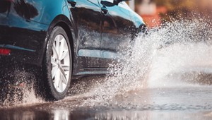 Aquaplaning pokonuje nawet doświadczonych kierowców. Jest na niego jeden sposób