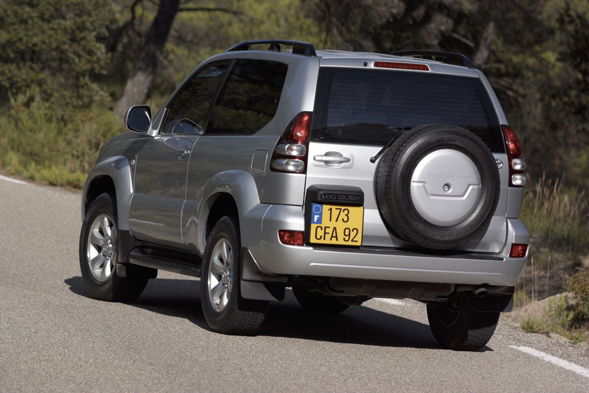 Czy Toyota Land Cruiser 120 ma same zalety?