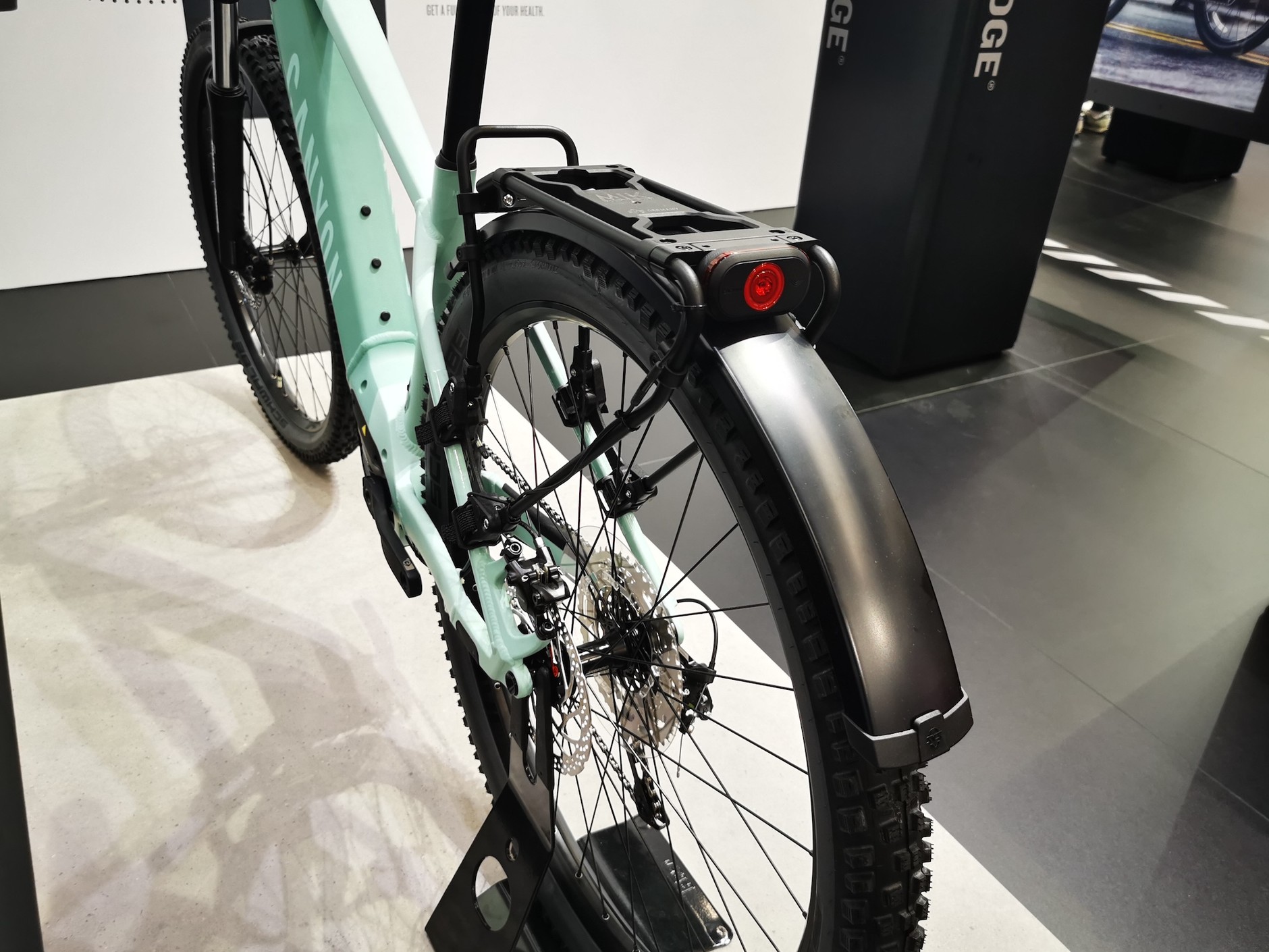 Eurobike 2023: Garmin chwali się m.in. radarem rowerowym Varia w wersji dla rowerów elektrycznych. Rowerzysta na wyświetlaczu komputera widzi ostrzeżenia przed zbliżającymi się z tyłu pojazdami