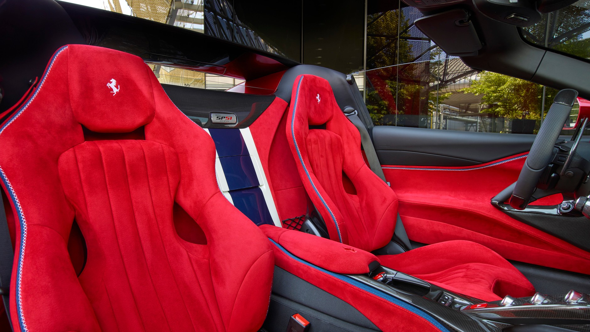 Intensywnie czerwona kabina Ferrari SP51