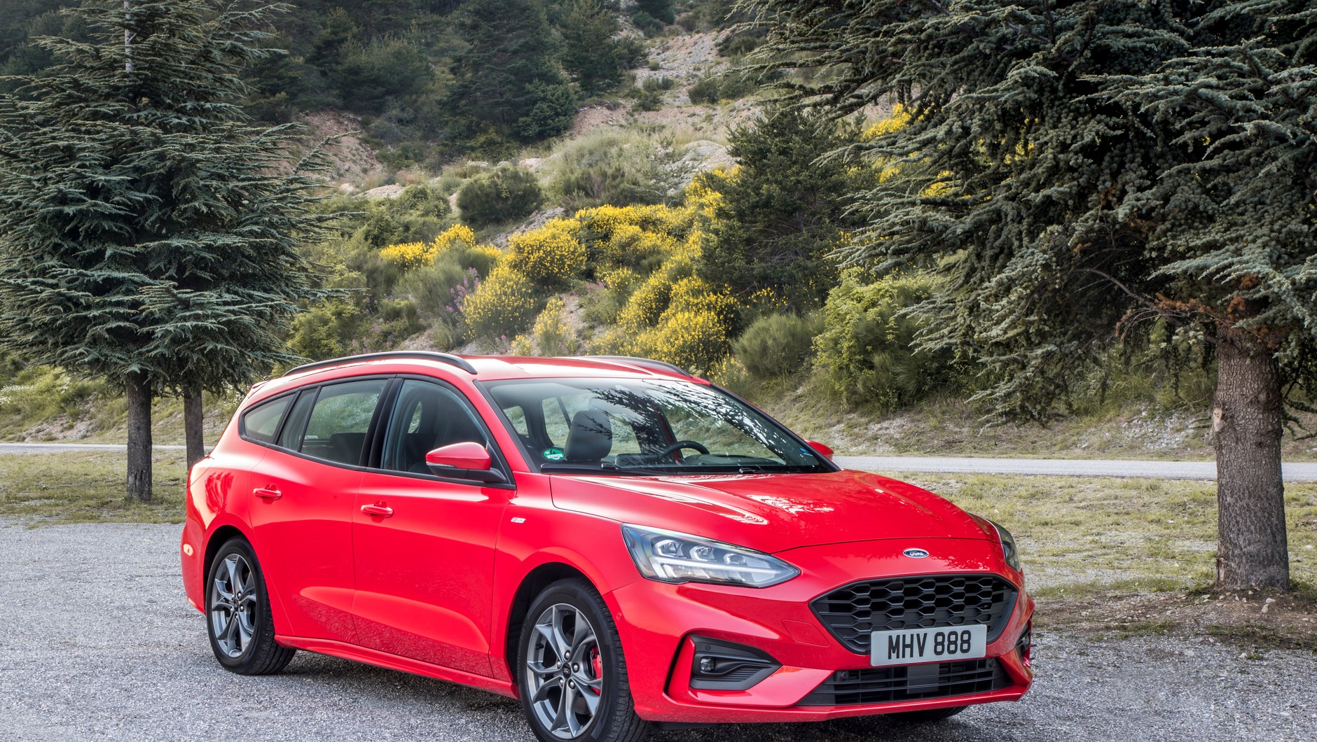 Ford Focus ST Line – (w kb. od 91 600 zł) to wariant ze sportową stylizacją, ale nie tylko. Wersja ta ma: ostrzejszy styl tylnego dyfuzora, większy spoiler dachowy, mniej osłonięte przednie wloty powietrza, a także charakterystyczny dolny spoiler i obniżone o 10 mm sportowe zawieszenie.