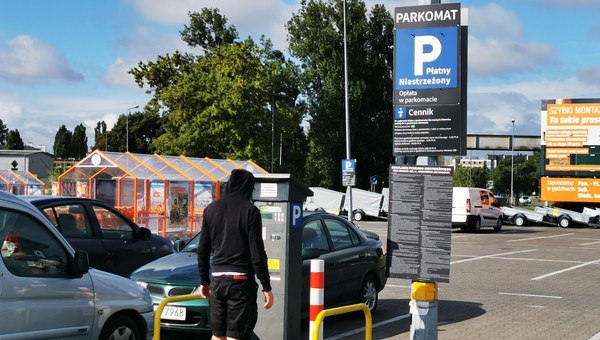 Nieuważnie parkowali przed marketem. Teraz żądają od nich pieniędzy