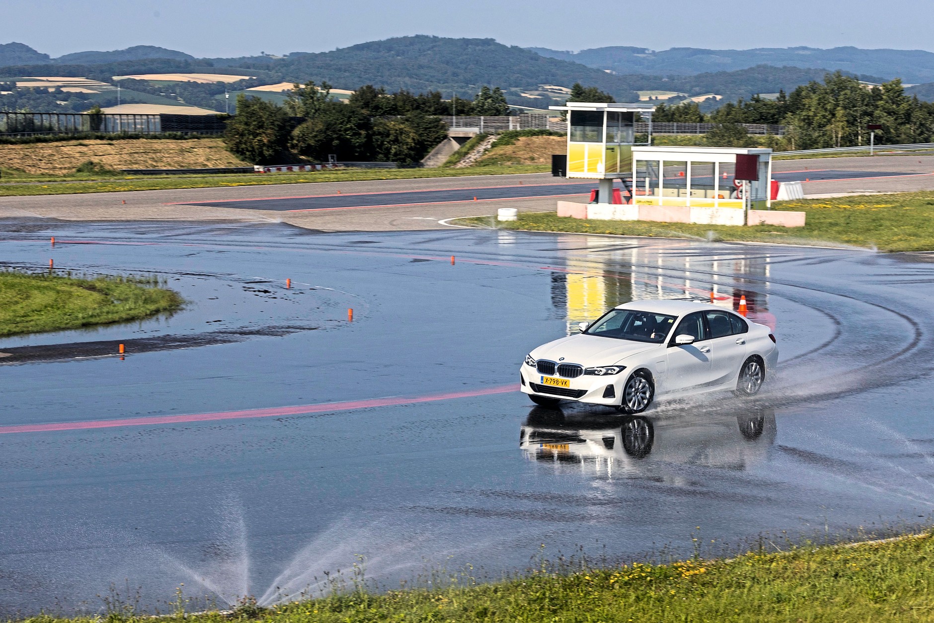 Aquaplaning na łukach to poważne ryzyko.