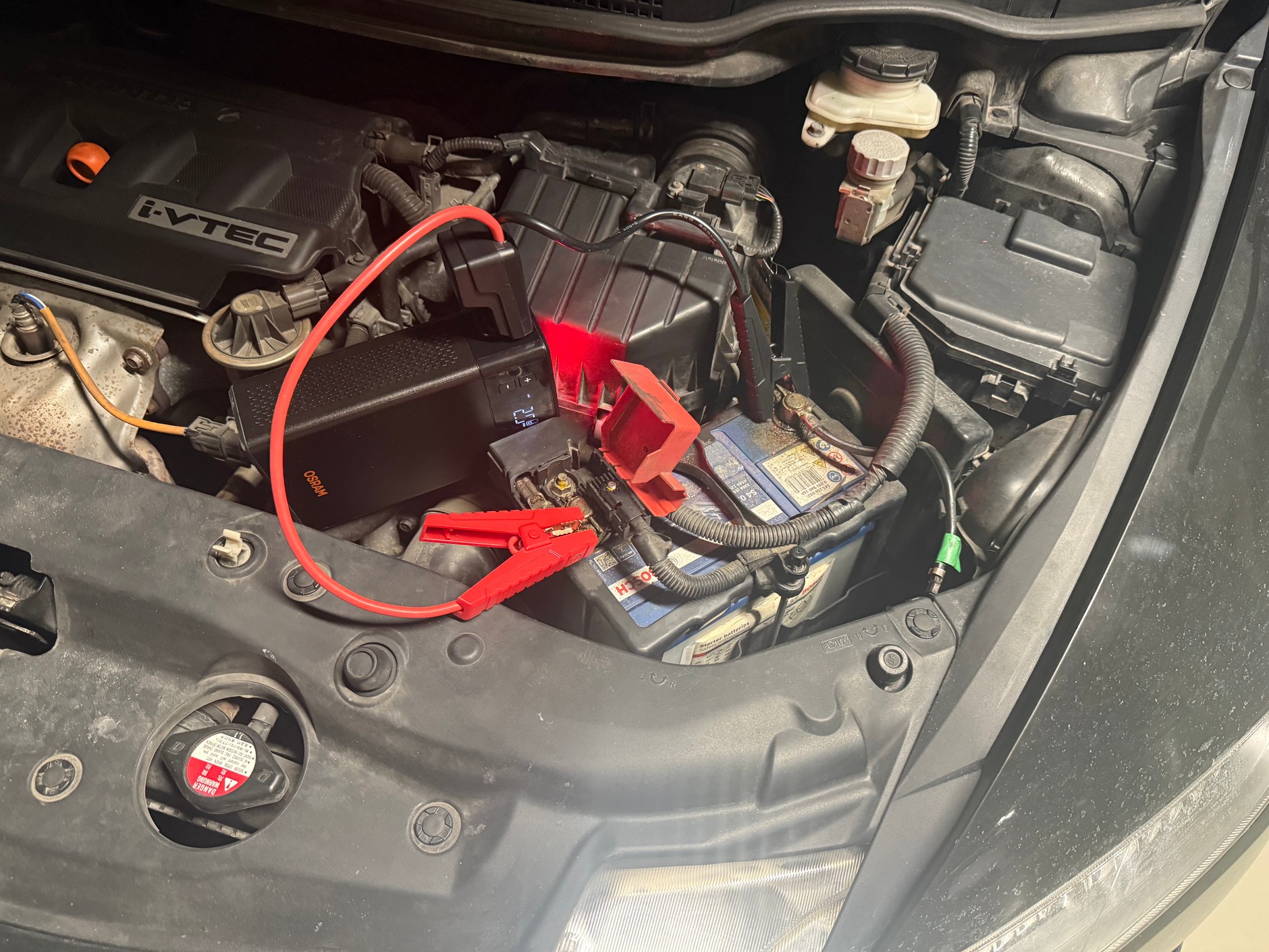 jeśli jedynym problemem auta jest rozładowany akumulator, urządzenie wielofunkcyjne z boosterem pomoże uruchomić silnik