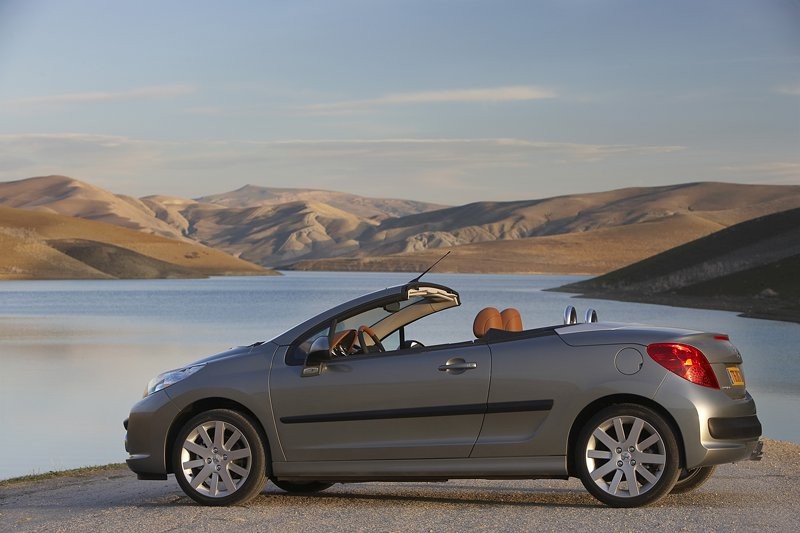 Peugeot w Genewie: niebo nad głowami w nowym 207 CC